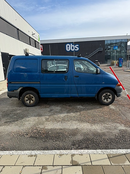 Toyota HiAce 2 of 5
