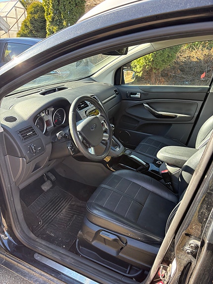 Ford Kuga 5 of 9