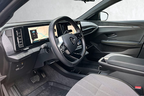 OpenR‑cockpit med 12" infotainment kombinert med 12,3" digitalt instrumentpanel.