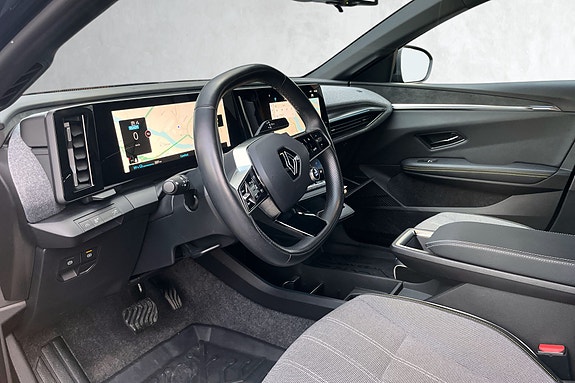 OpenR‑cockpit med 12" infotainment kombinert med 12,3" digitalt instrumentpanel.