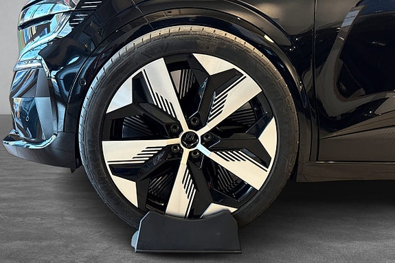 Techno‑utgaven leveres med 20" aluminiumsfelger som standard