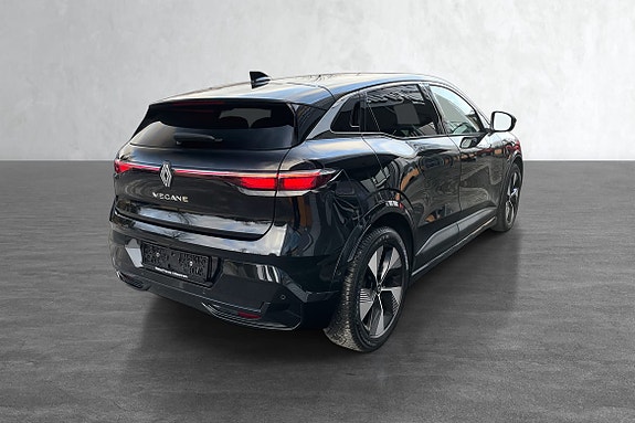 Stabilt karosseri bygget på CMF‑EV elbilplattform for lavt tyngdepunkt