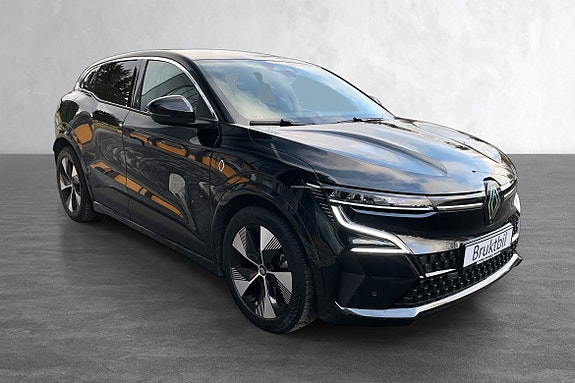 Ladekontakt plassert foran for enklere tilgang i trange ladeplasser.