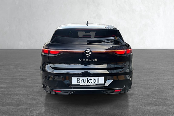 Full LED‑lys foran og bak gir godt lysbilde og lavt strømforbruk.