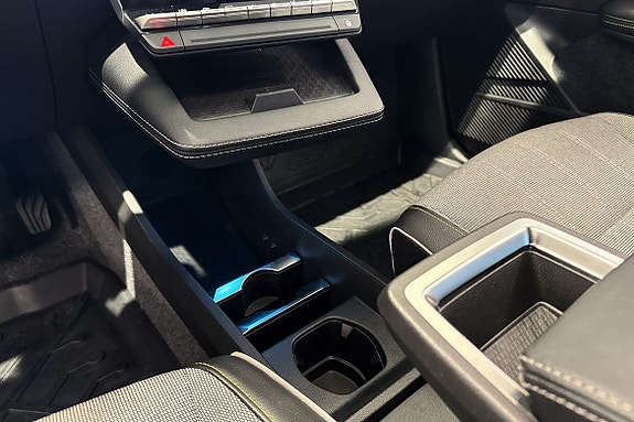 Midtkonsoll med trådløs mobillading og flere USB‑C‑uttak