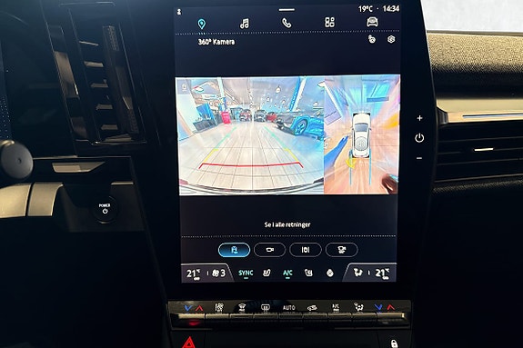 Ryggekamera kombinert med parkeringssensorer foran og bak