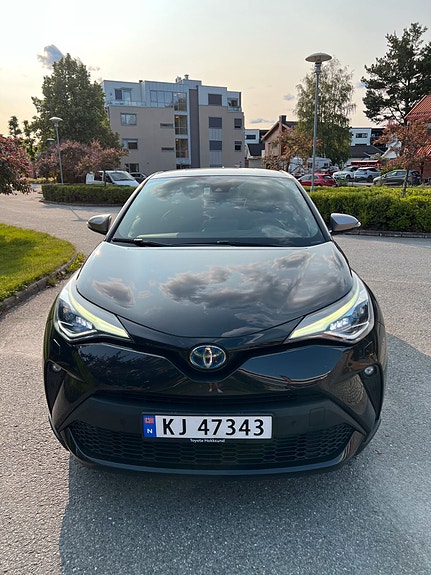 Toyota C-HR 2 of 13
