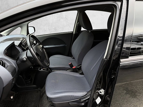 Peugeot iOn 6 of 16