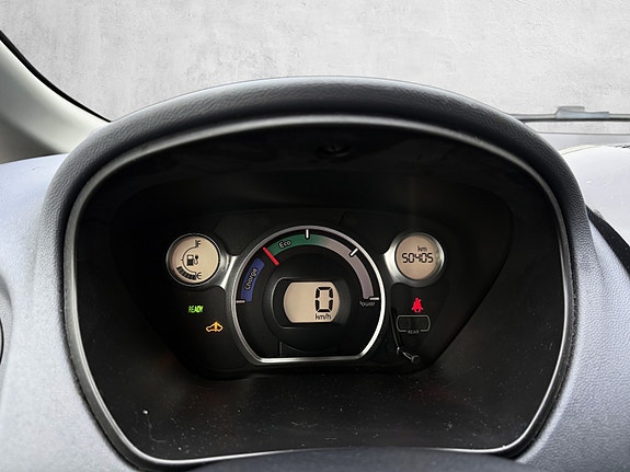 Peugeot iOn 9 of 16