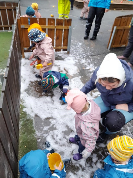Utelek med vann og skum