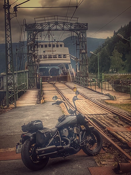 INDIAN Chief Bobber Dark Horse 4 of 5