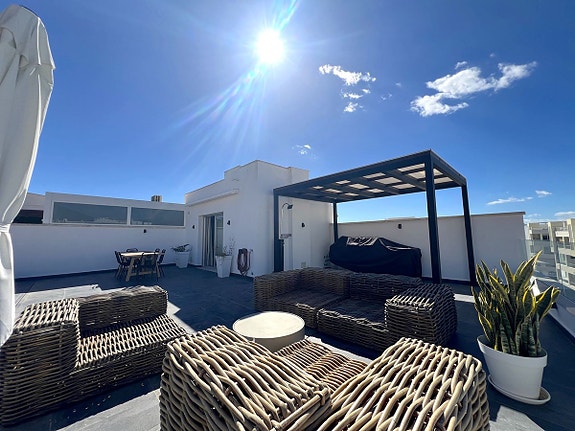 Romslig duplex-penthouse med 4 soverom og 130 m² terrasser – nær stranden