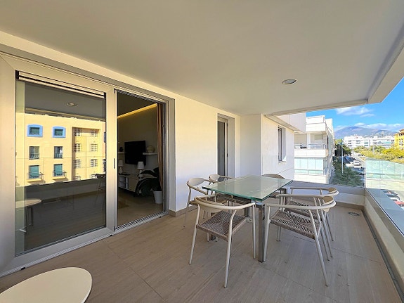Romslig duplex-penthouse med 4 soverom og 130 m² terrasser – nær stranden