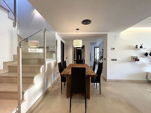 Romslig duplex-penthouse med 4 soverom og 130 m² terrasser – nær stranden