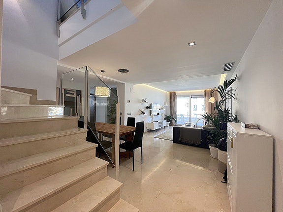 Romslig duplex-penthouse med 4 soverom og 130 m² terrasser – nær stranden