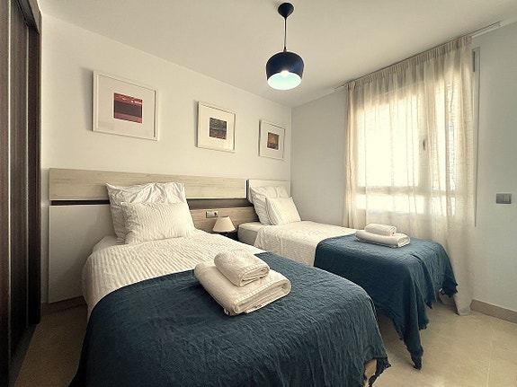 Romslig duplex-penthouse med 4 soverom og 130 m² terrasser – nær stranden