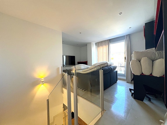 Romslig duplex-penthouse med 4 soverom og 130 m² terrasser – nær stranden