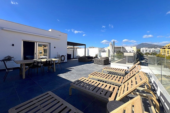 Romslig duplex-penthouse med 4 soverom og 130 m² terrasser – nær stranden