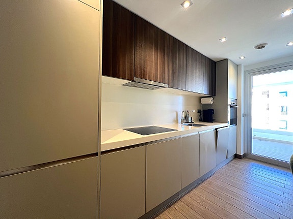 Romslig duplex-penthouse med 4 soverom og 130 m² terrasser – nær stranden