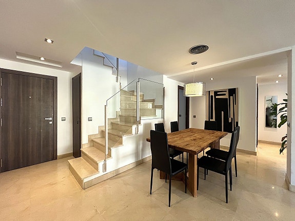 Romslig duplex-penthouse med 4 soverom og 130 m² terrasser – nær stranden
