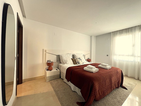 Romslig duplex-penthouse med 4 soverom og 130 m² terrasser – nær stranden