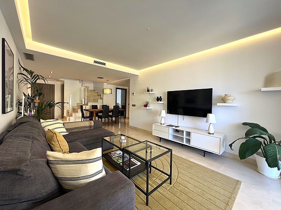 Romslig duplex-penthouse med 4 soverom og 130 m² terrasser – nær stranden