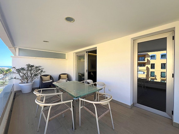 Romslig duplex-penthouse med 4 soverom og 130 m² terrasser – nær stranden