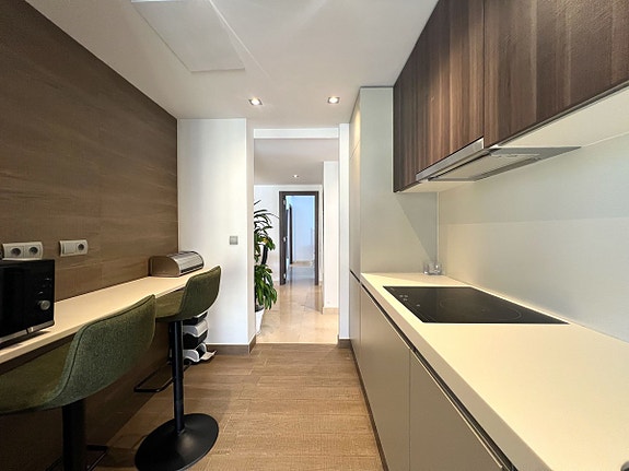 Romslig duplex-penthouse med 4 soverom og 130 m² terrasser – nær stranden