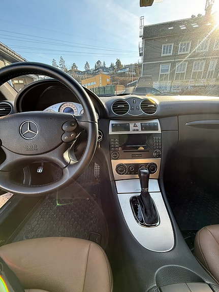 Mercedes-Benz CLK220 8 of 25
