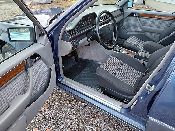 Mercedes-Benz E-Klasse 12 of 25