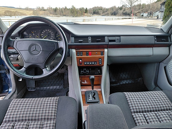 Mercedes-Benz E-Klasse 18 of 25