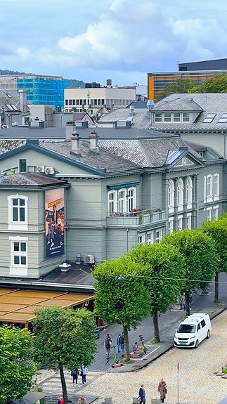 Sentral plassering på Ole Bulls plass