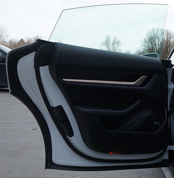 Porsche Taycan 25 of 30