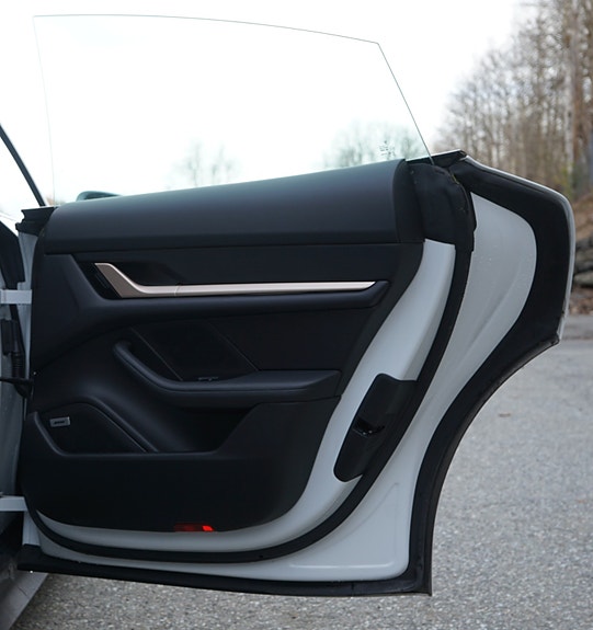 Porsche Taycan 27 of 30