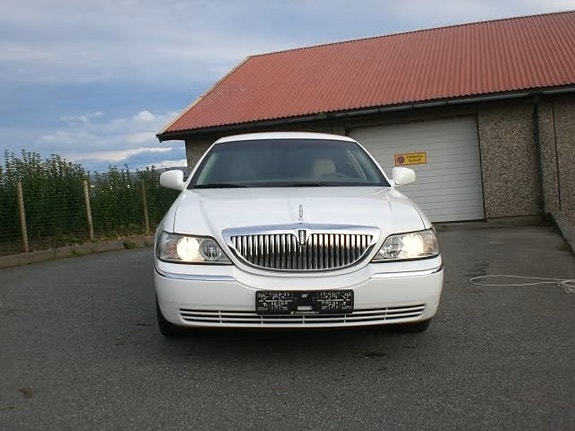 Lincoln Town Car 8 of 20
