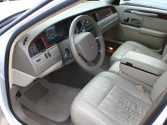 Lincoln Town Car 9 of 20
