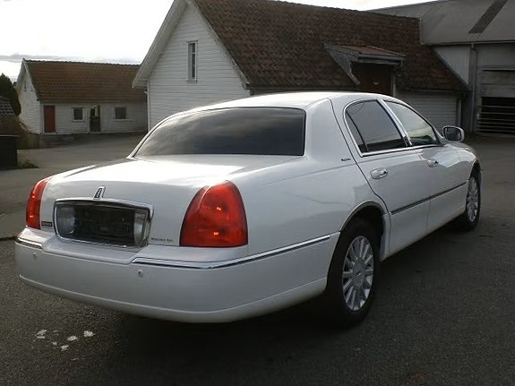 Lincoln Town Car 6 of 20