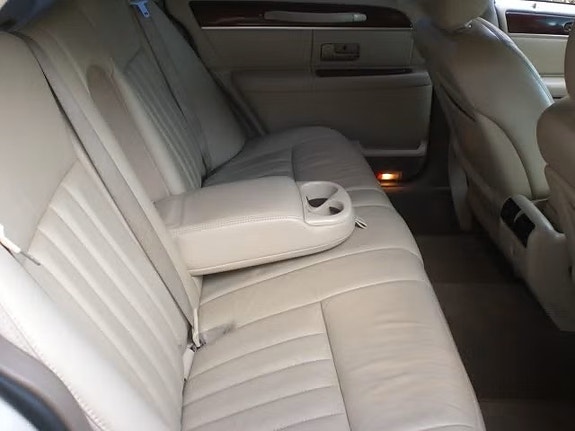 Lincoln Town Car 16 of 20