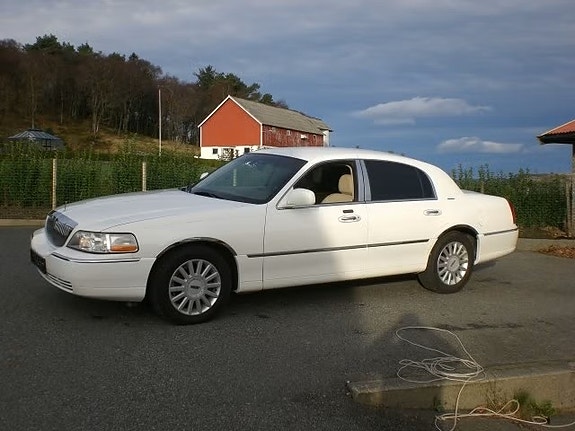 Lincoln Town Car 2 of 5
