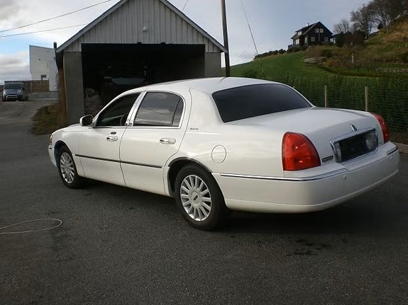 Lincoln Town Car 3 of 5