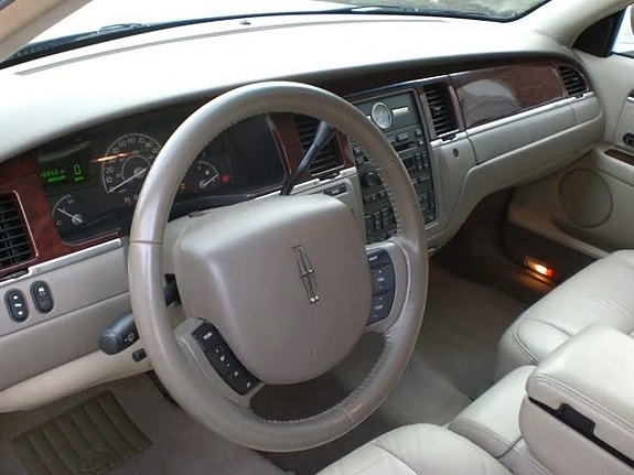 Lincoln Town Car 11 of 20