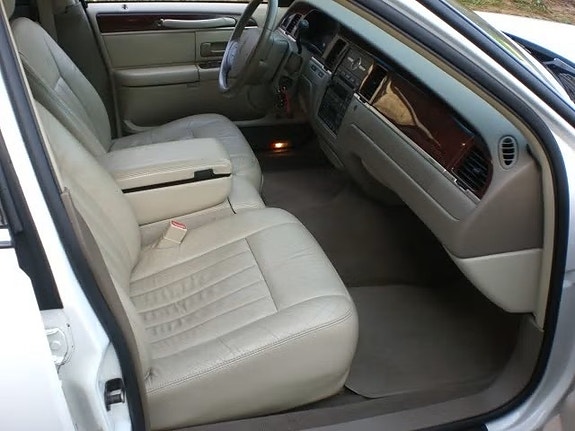 Lincoln Town Car 12 of 20