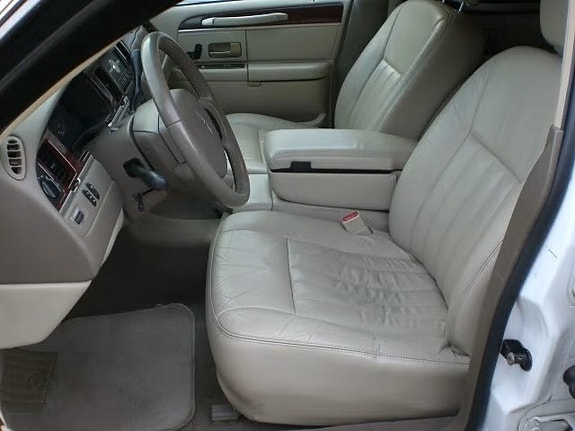 Lincoln Town Car 10 of 20