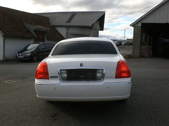 Lincoln Town Car 5 of 5