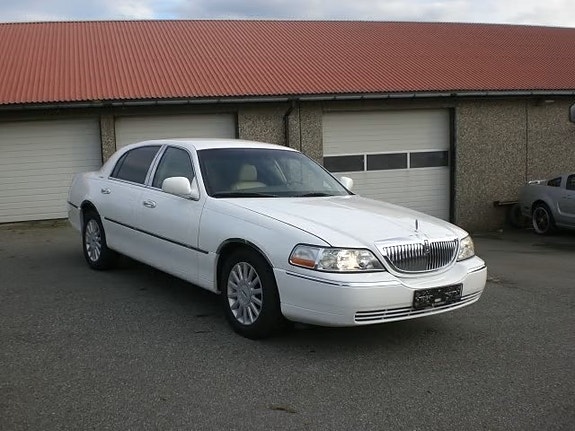 Lincoln Town Car 7 of 20