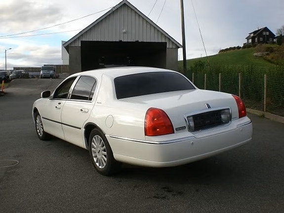 Lincoln Town Car 4 of 5