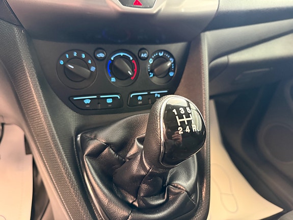 Ford Transit Connect 9 of 24