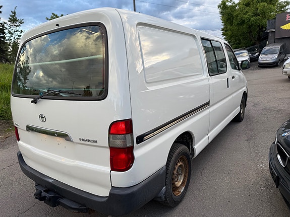 Toyota HiAce 7 of 15