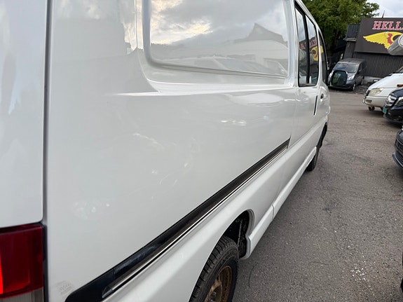 Toyota HiAce 9 of 15