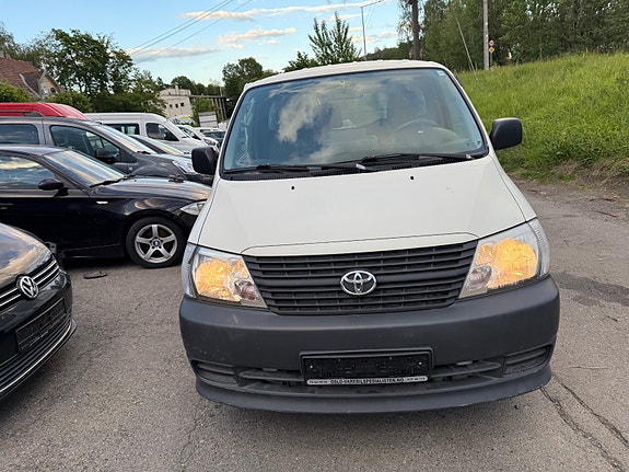 Toyota HiAce 4 of 15